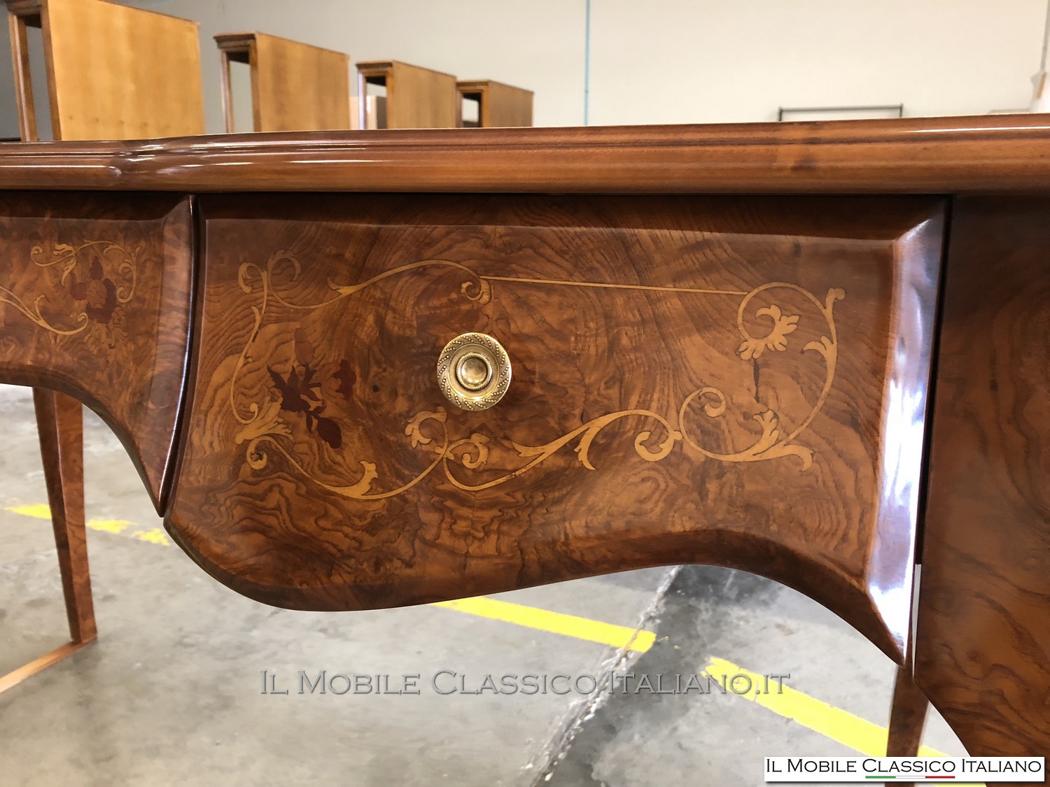 scrivania classica elegante in legno massello artigianale